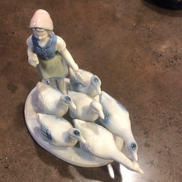 Vintage Large German Gerold Porcelain Blue and White Girl with Geese - Picture 3 of 5